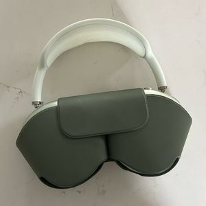 APPLE AIRPODS MAX IN GREEN